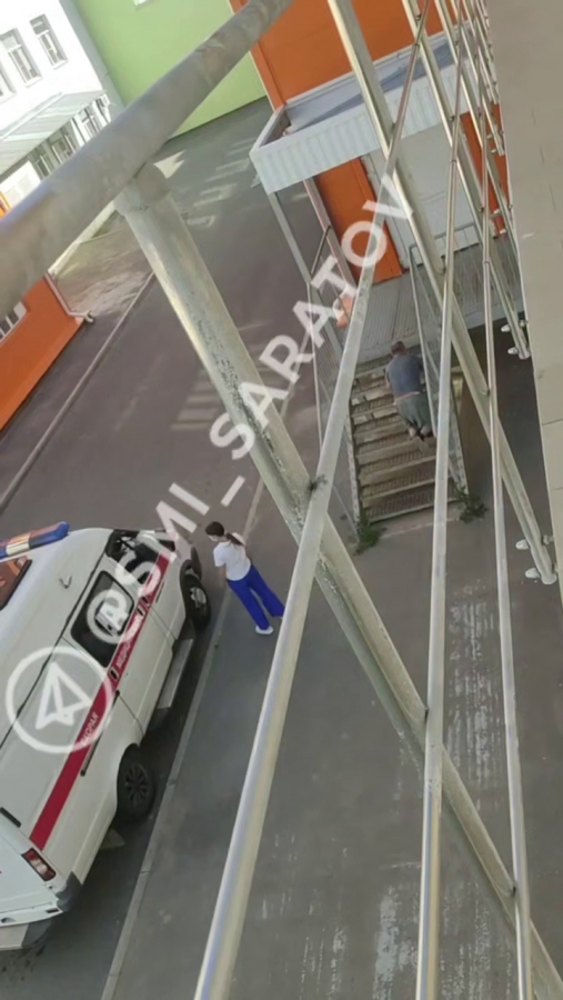 В Саратове пациент-инвалид полз в больницу по ступеням. Минздрав начал проверку