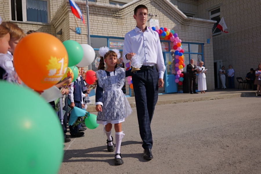 В школе в Лысых Горах отремонтировали актовый зал и модернизируют библиотеку