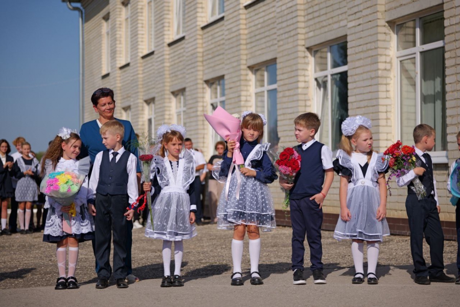 В школе в Лысых Горах отремонтировали актовый зал и модернизируют библиотеку