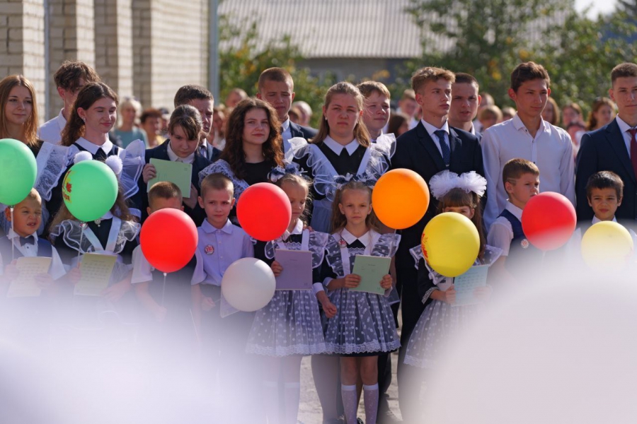 В школе в Лысых Горах отремонтировали актовый зал и модернизируют библиотеку