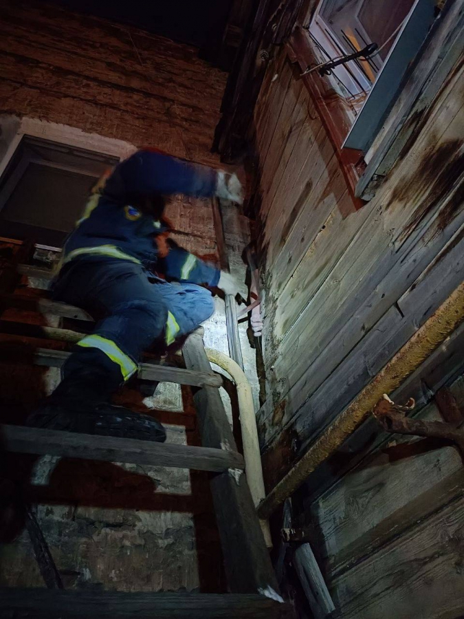 В Кировском районе спасли застрявшего между домами мужчину