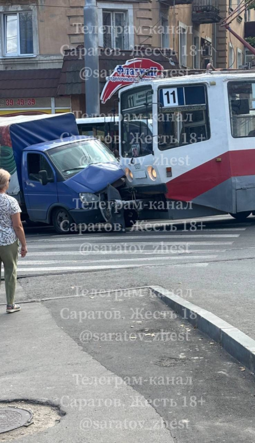 На Новоузенской столкнулись трамвай, грузовик и маршрутка: движение встало