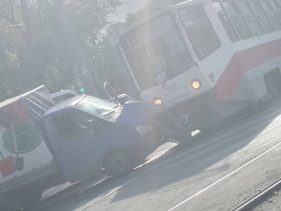 На Новоузенской столкнулись трамвай, грузовик и маршрутка: движение встало