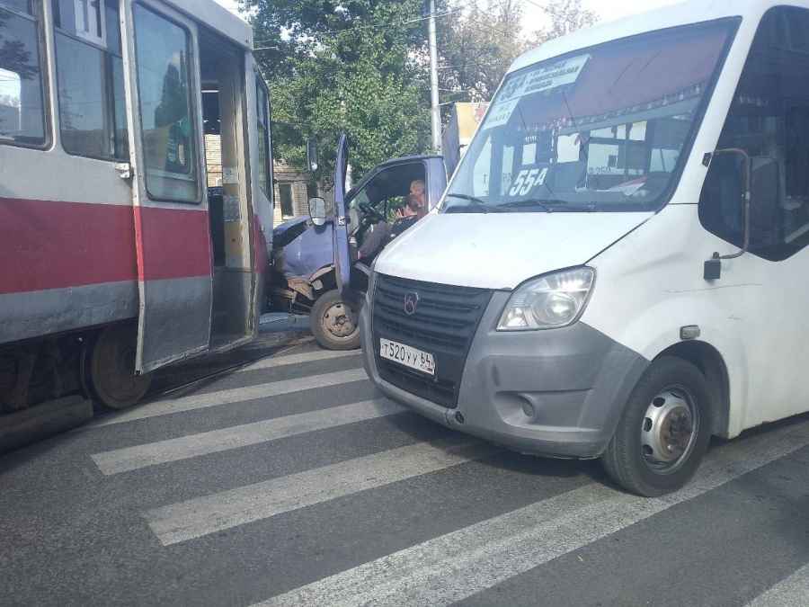 На Новоузенской столкнулись трамвай, грузовик и маршрутка: движение встало