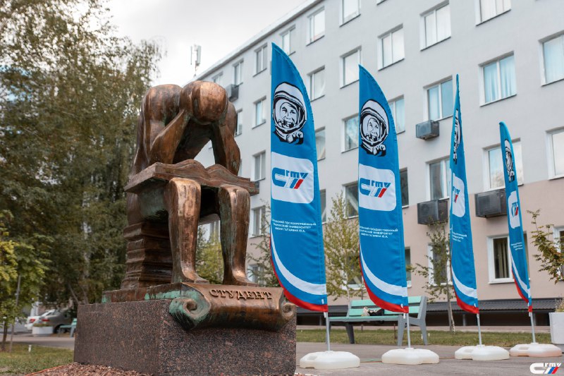 В СГТУ около отремонтированного корпуса установили памятник «Ночь перед экзаменом»
