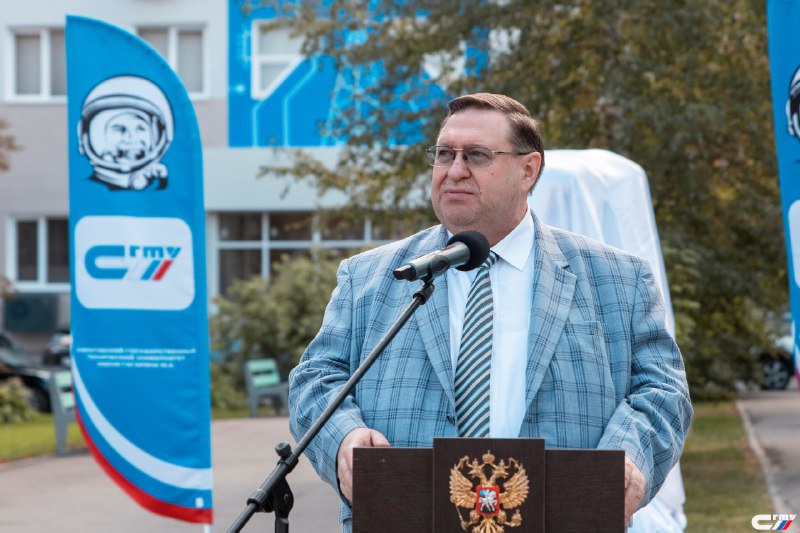 В СГТУ около отремонтированного корпуса установили памятник «Ночь перед экзаменом»