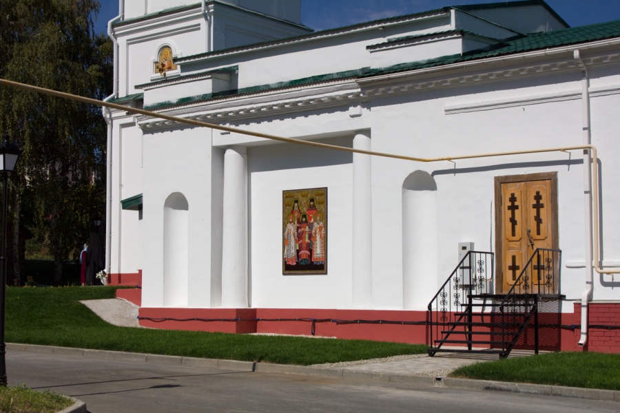 В Саратове стену храма украсила икона живших в нем святых