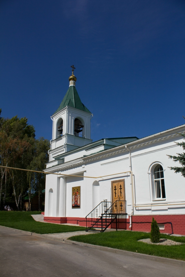 В Саратове стену храма украсила икона живших в нем святых