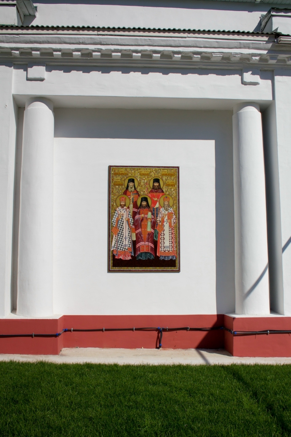 В Саратове стену храма украсила икона живших в нем святых