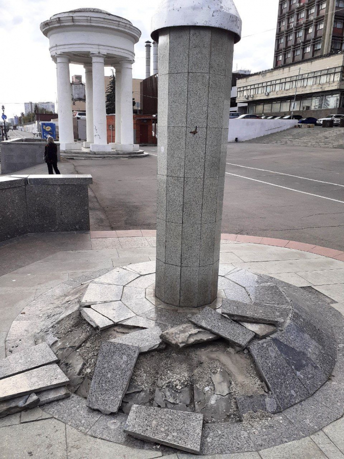 У Ротонды неизвестные устроили погром у памятника влюбленным