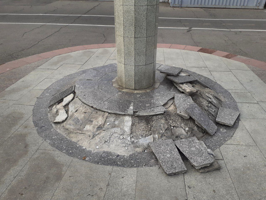 У Ротонды неизвестные устроили погром у памятника влюбленным