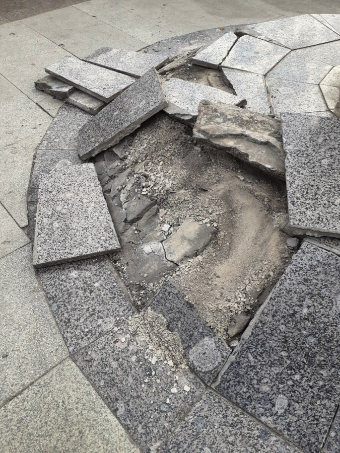 У Ротонды неизвестные устроили погром у памятника влюбленным