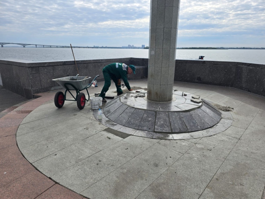 У Ротонды неизвестные устроили погром у памятника влюбленным