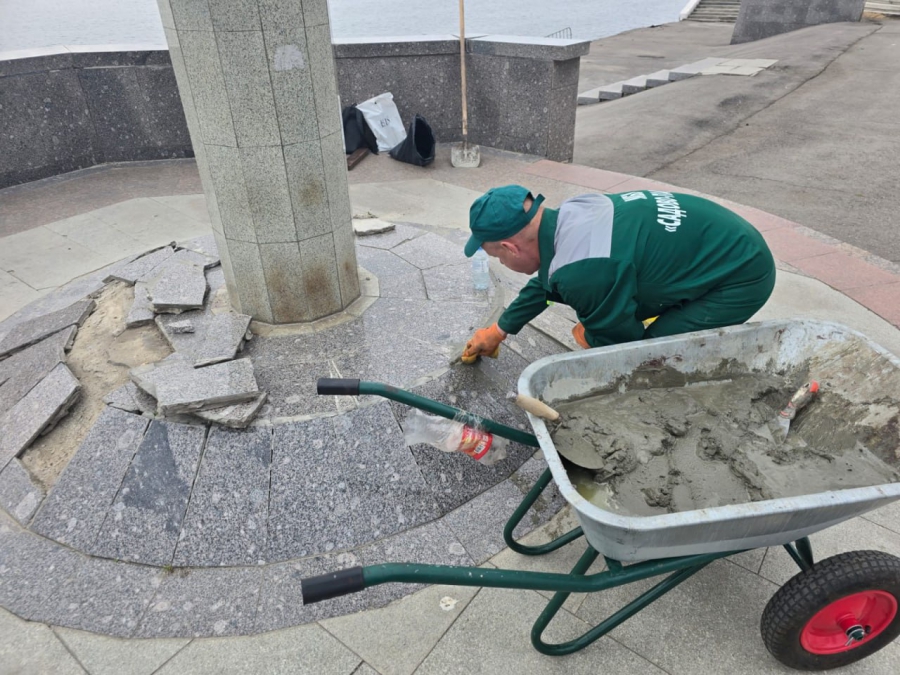 У Ротонды неизвестные устроили погром у памятника влюбленным