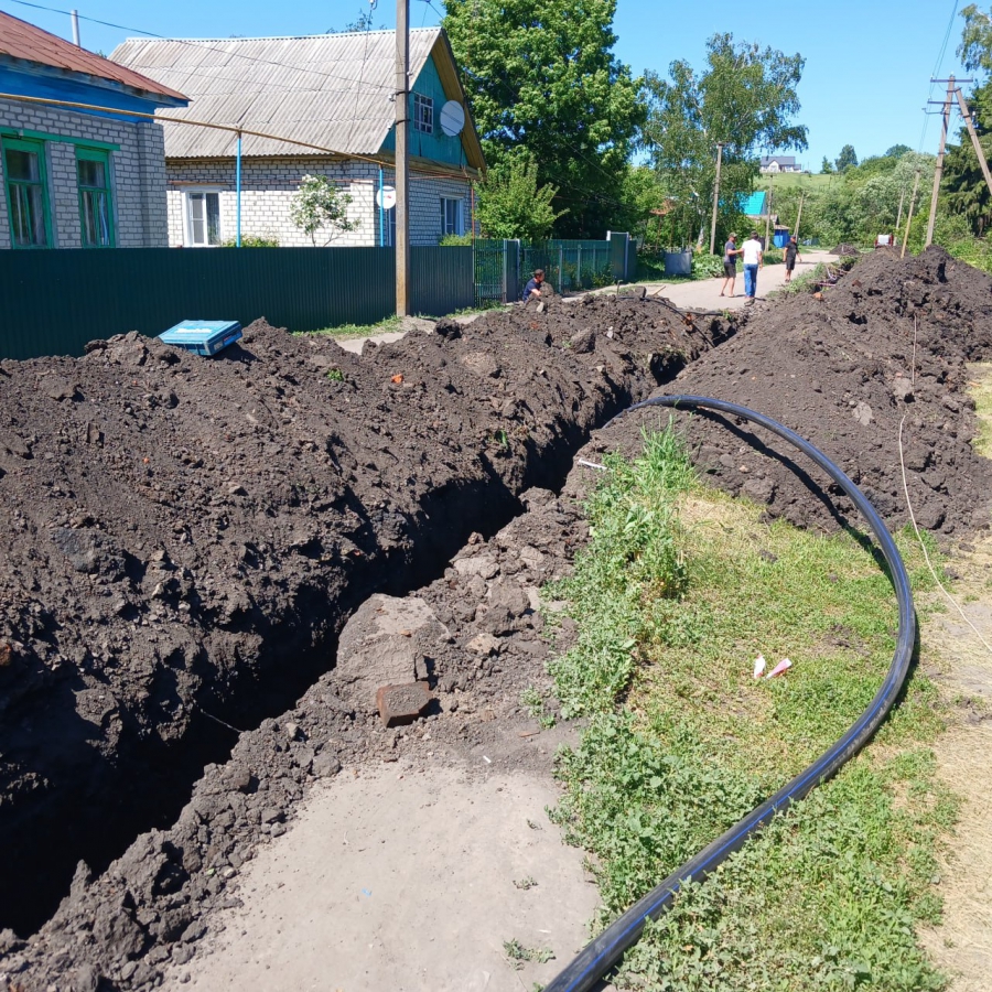 В Турковском районе по инициативе жителей обновили водопровод и ставят памятник