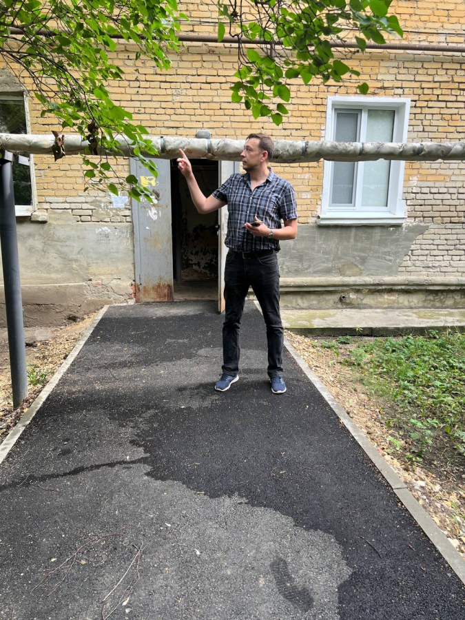 В поселке Соколовый нельзя зайти в подъезд отремонтированного двора без приседаний