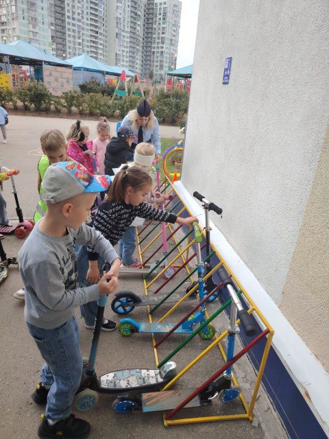 В Саратове для посетителей детского сада открыли парковку для самокатов