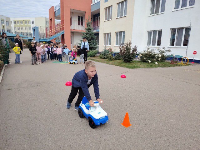 В Саратове для посетителей детского сада открыли парковку для самокатов