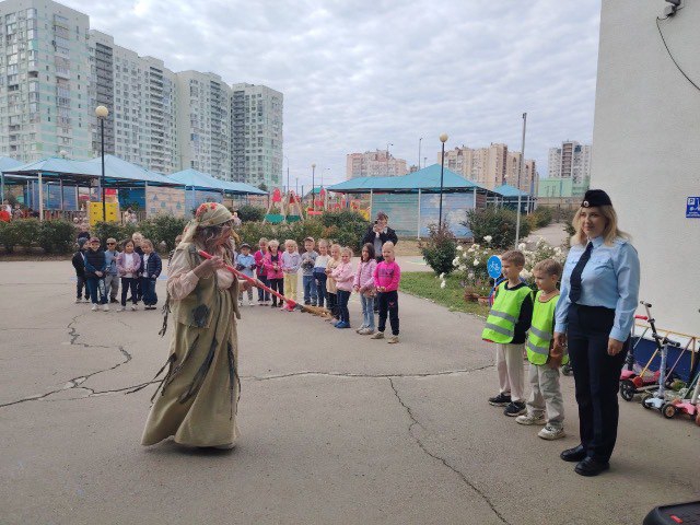 В Саратове для посетителей детского сада открыли парковку для самокатов