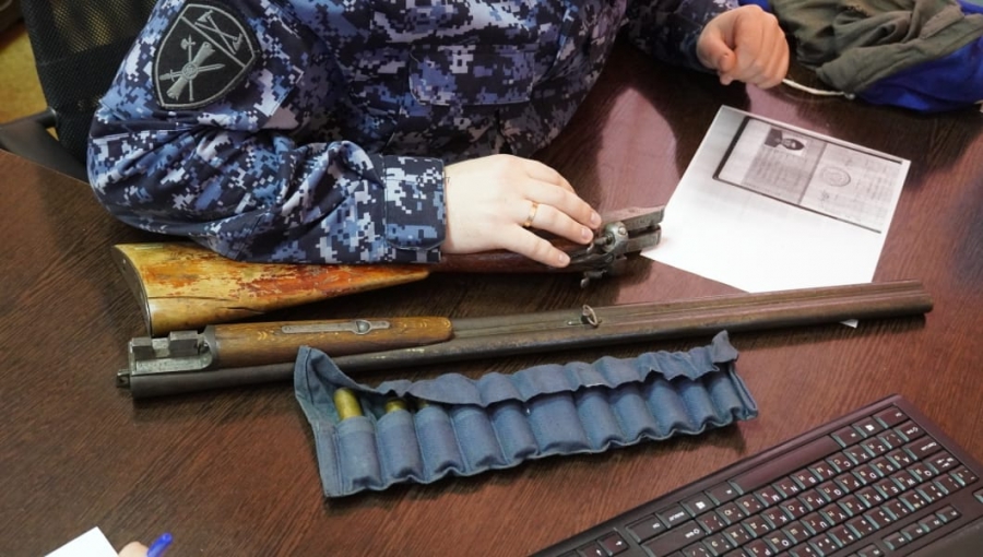 Саратовские росгвардейцы и следователи передали на СВО свыше 40 единиц оружия