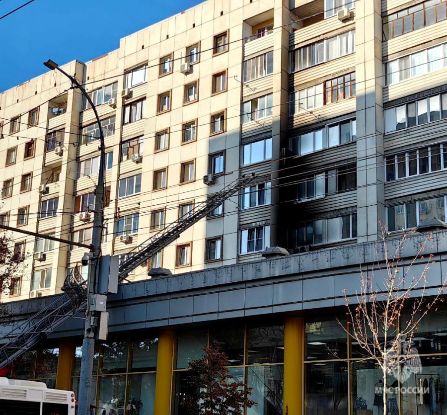 В центре Саратова из-за пожара эвакуировали жильцов многоквартирного дома