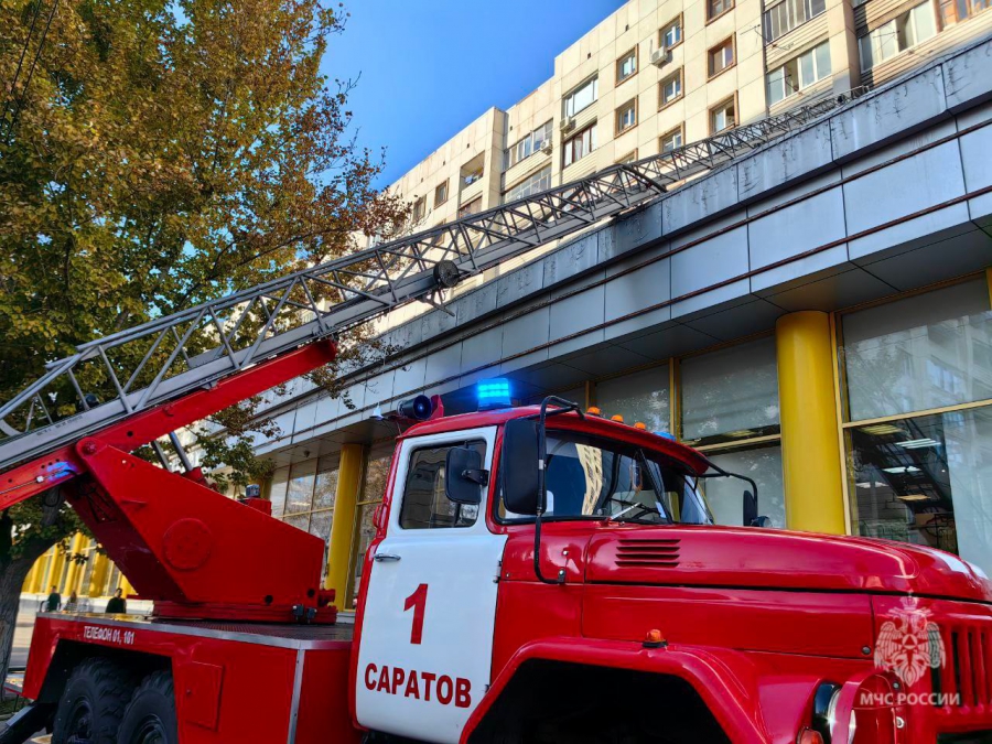 В центре Саратова из-за пожара эвакуировали жильцов многоквартирного дома