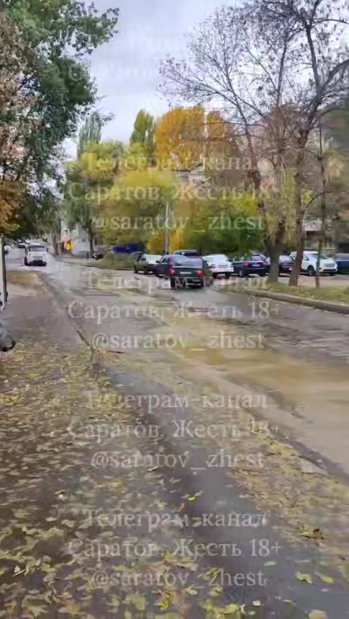 Горожане жалуются на канализационную реку и зловоние на улице Саперной