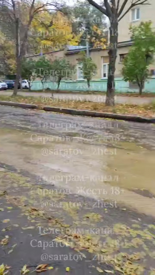 Горожане жалуются на канализационную реку и зловоние на улице Саперной