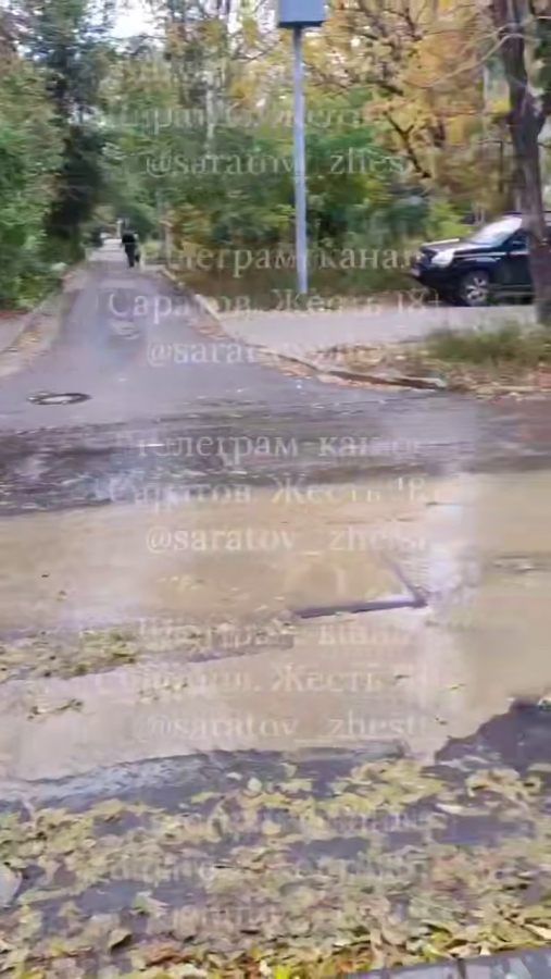 Горожане жалуются на канализационную реку и зловоние на улице Саперной