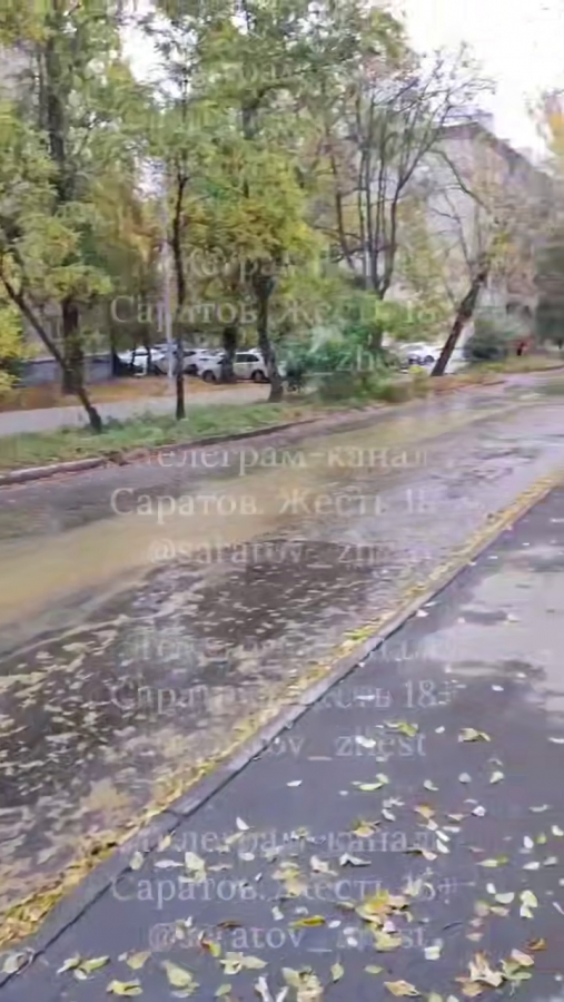 Горожане жалуются на канализационную реку и зловоние на улице Саперной