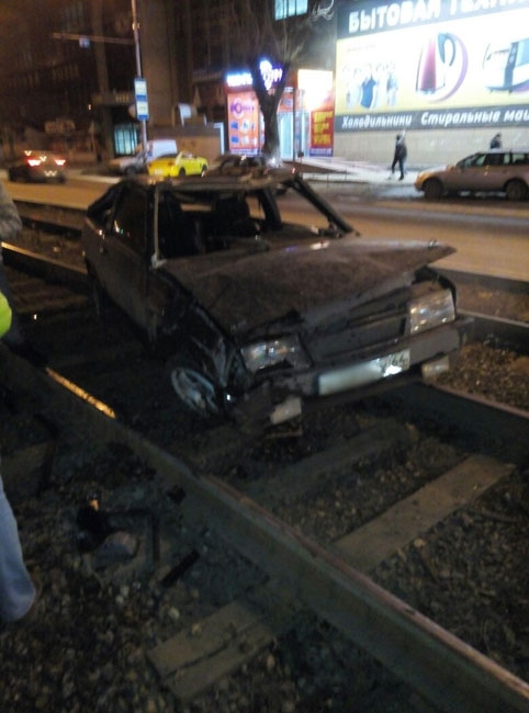Возле Губернского рынка на рельсах разбился «ВАЗ-2108»