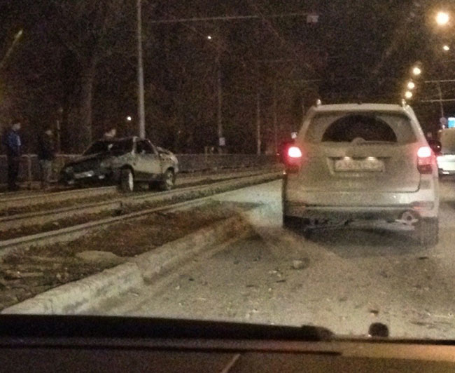 Возле Губернского рынка на рельсах разбился «ВАЗ-2108»