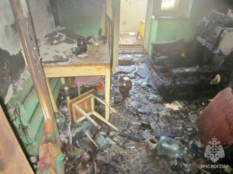 Под Энгельсом мужчина отравился дымом на пожаре и попал в реанимацию