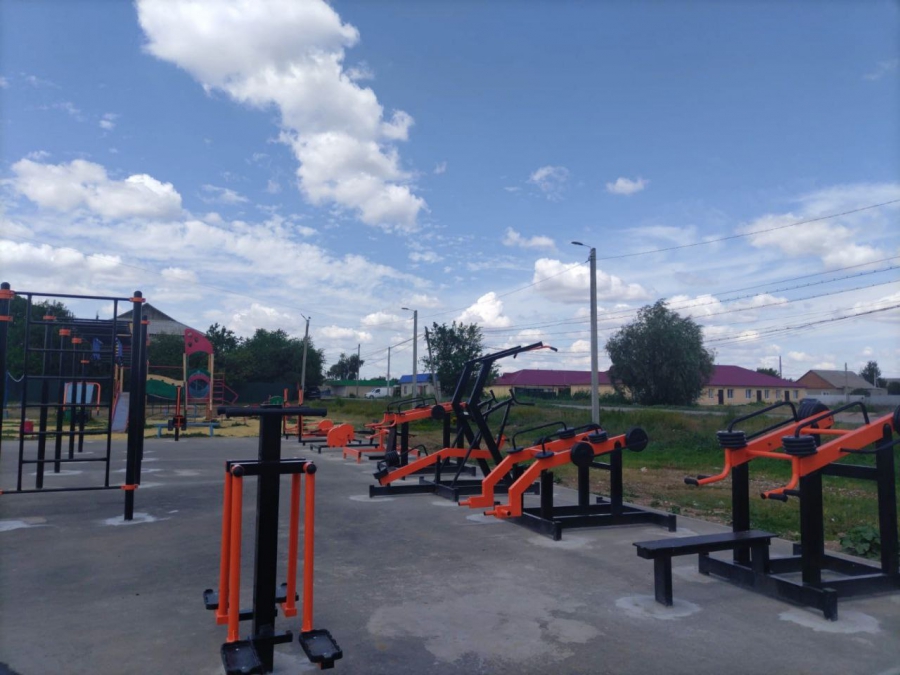 В Новоузенске по программе обновили сквер и установили детские площадки