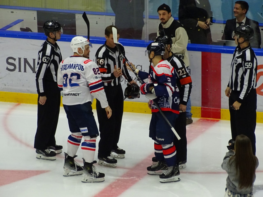 «Кристалл» и ЦСК ВВС забросили друг другу 11 шайб
