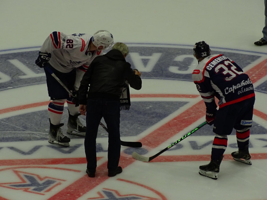 «Кристалл» и ЦСК ВВС забросили друг другу 11 шайб