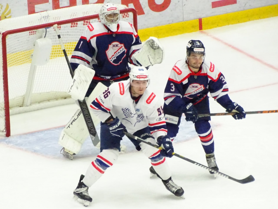 «Кристалл» и ЦСК ВВС забросили друг другу 11 шайб