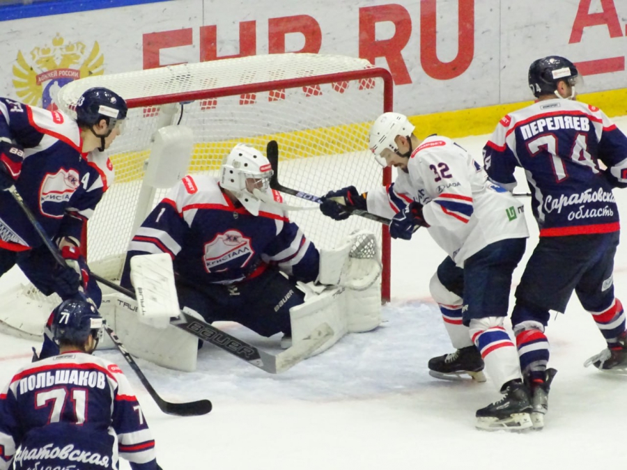 «Кристалл» и ЦСК ВВС забросили друг другу 11 шайб