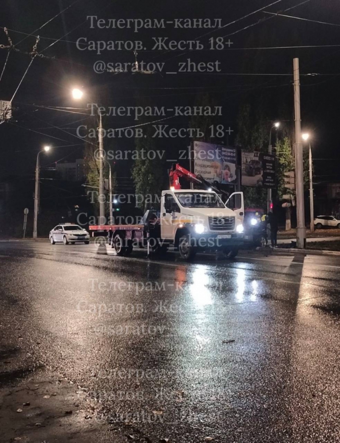 На кольце НИИ мужчина разбил «Ауди» о столб и с пассажиркой попал в больницу