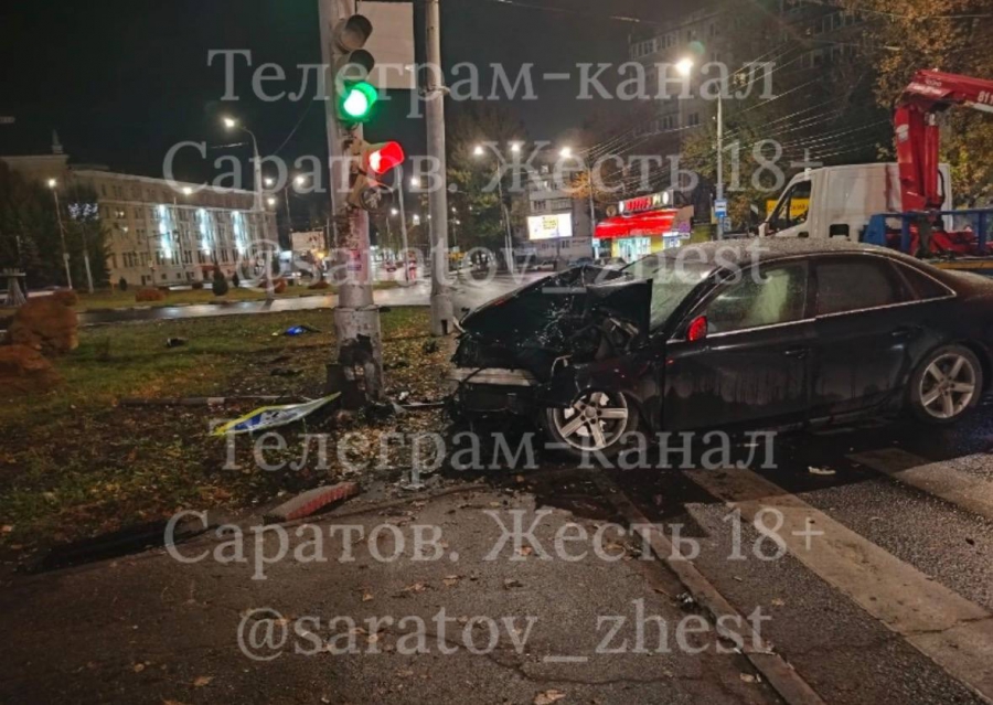 На кольце НИИ мужчина разбил «Ауди» о столб и с пассажиркой попал в больницу