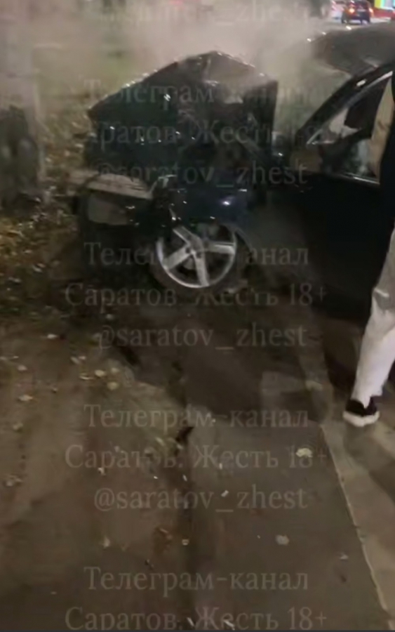 На кольце НИИ мужчина разбил «Ауди» о столб и с пассажиркой попал в больницу