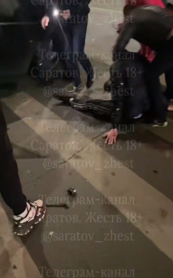 На кольце НИИ мужчина разбил «Ауди» о столб и с пассажиркой попал в больницу