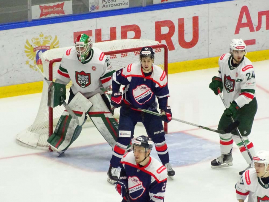 «Кристалл» минимально проиграл два домашних матча