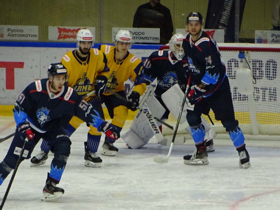 «Кристалл» минимально проиграл два домашних матча