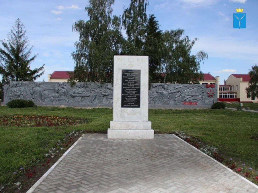 В Татищеве по федеральной программе благоустроили центральную площадь и сквер