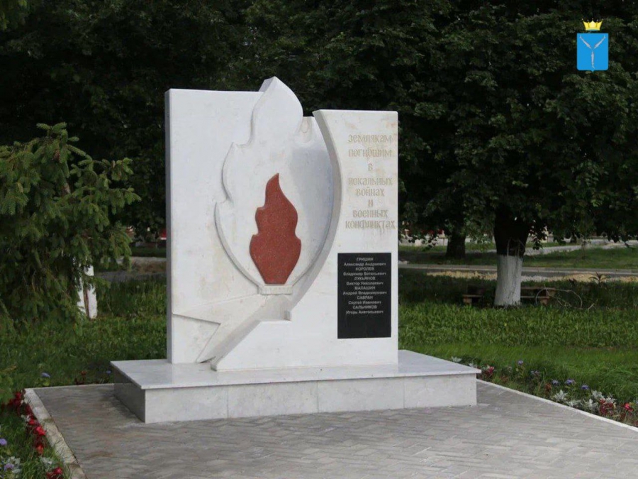 В Татищеве по федеральной программе благоустроили центральную площадь и сквер