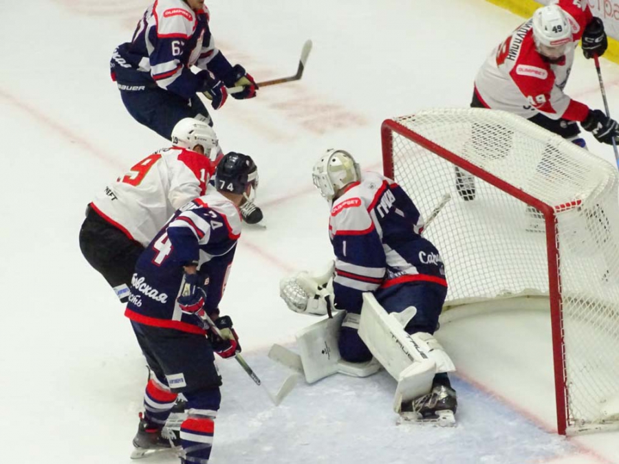 «Кристалл» пропустил шайбу в пустые ворота