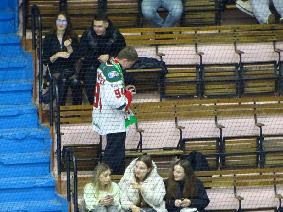 «Кристалл» пропустил шайбу в пустые ворота