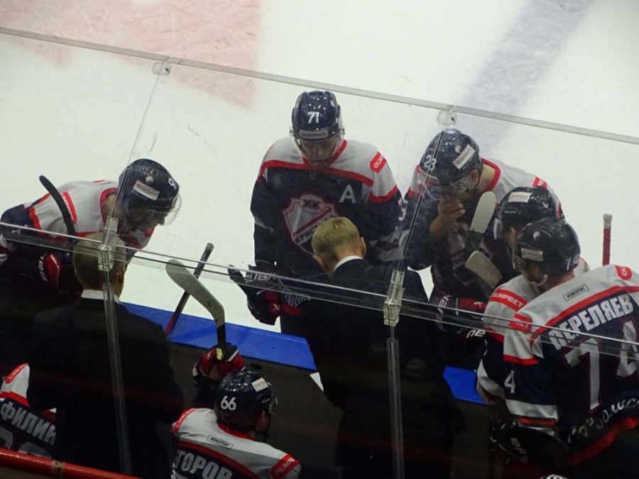 «Кристалл» пропустил шайбу в пустые ворота