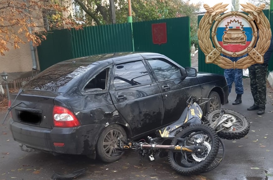 В Аркадаке молодой мотоциклист въехал в «Ладу Приору» и оказался в больнице